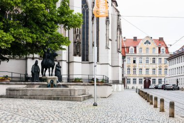 Augsburg, Almanya - 20 Mayıs 2018: heykeller üzerinde Çeşme Cathedral yakınındaki Saint Afra, Piskopos Simpert ve Bishop Ulrich. Augsburg Swabia, Bavyera bir şehirde, üçüncü Almanya'da en eski şehir