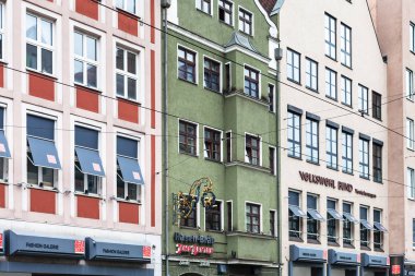 Augsburg, Almanya - 20 Mayıs 2018: cephe Augsburg kasaba Karolinenstrasse Caddesi üzerinde kentsel evlerin. Augsburg Swabia, Bavyera bir şehirde, üçüncü Almanya'da en eski şehir