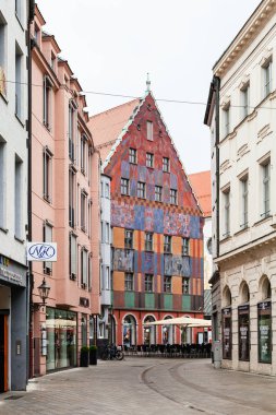 Augsburg, Almanya - 20 Mayıs 2018: Filipin-Welser-Strasse Caddesi ve Weberhaus (Weaver guild house) yağmur kasabasında. Augsburg Swabia, Bavyera bir şehirde, üçüncü Almanya'da en eski şehir