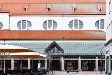 Augsburg, Almanya - 20 Mayıs 2018: dükkan ve Moritzkirche (St Moritz Kilisesi) café Augsburg şehirdeki Moritzplatz meydanında. Augsburg Swabia, Bavyera bir şehirde, üçüncü Almanya'da en eski şehir