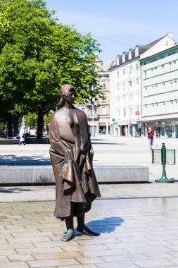 Augsburg, Almanya - 21 Mayıs 2018: Augsburg şehirdeki Koenigsplatz meydanında Manzu Çeşme heykeli. Augsburg Swabia, Bavyera bir şehirde, üçüncü Almanya'da en eski şehir