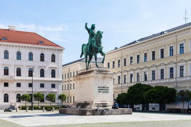 Münih, Almanya - 22 Mayıs 2018: turist seçmen Maximilian atlı heykeli yakınındaki Wittelsbacherplatz at. Münih nın başkenti ve en kalabalık şehir Alman Bavyera devlet olduğunu