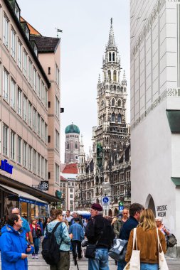 Münih, Almanya - 24 Mayıs 2018: insanlar Münih şehir merkezi Marienplatz'a (Mary's Meydanı) yürüyerek. Münih nın başkenti ve en kalabalık şehir Alman Bavyera devlet olduğunu