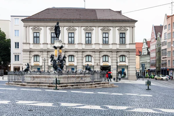 奥格斯堡 2018年5月20日 人附近 Augustusbrunnen 喷泉在 Rathausplatz 广场附近 Karolinenstrasse 奥格斯堡是城市在 Swabia — 图库照片