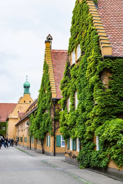 奥格斯堡 2018年5月20日 在奥格斯堡镇 Fuggerei 住房绅士街街附近的圣马克教堂的访客 奥格斯堡是城市在 Swabia 巴伐利亚它是第三个最旧的城市在德国 — 图库照片