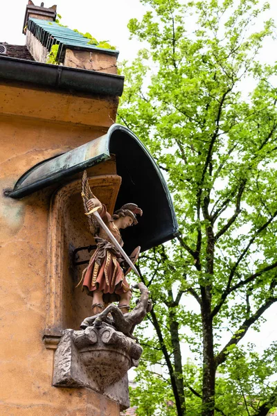 Augsburg Německo Května 2018 Postava Archanděla Michaela Fuggerei Bydlení Městě — Stock fotografie