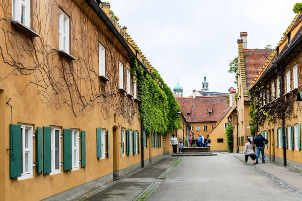 Augsburg Germany May 2018 Visitors Well Fuggerei Housing Augsburg Town — Stock Photo, Image