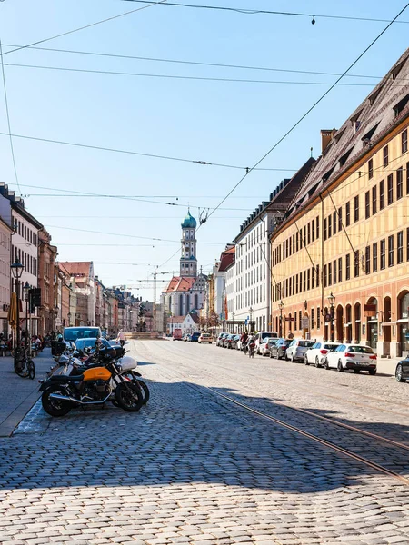 奥格斯堡 2018年5月21日 Maximilianstrasse 和看法 李晶并且 Afra 教会在奥格斯堡镇 奥格斯堡是城市在 Swabia 巴伐利亚它是第三个最旧的城市在德国 — 图库照片