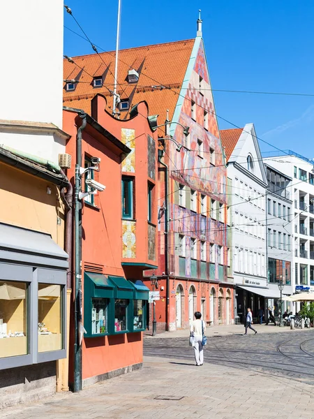 アウグスブルク ドイツ 2018 Weberhaus 織工ギルド家 ボグナー通りに近く観光客 アウクスブルクはシュヴァーベン バイエルン州の都市 ドイツの最古の都市 — ストック写真