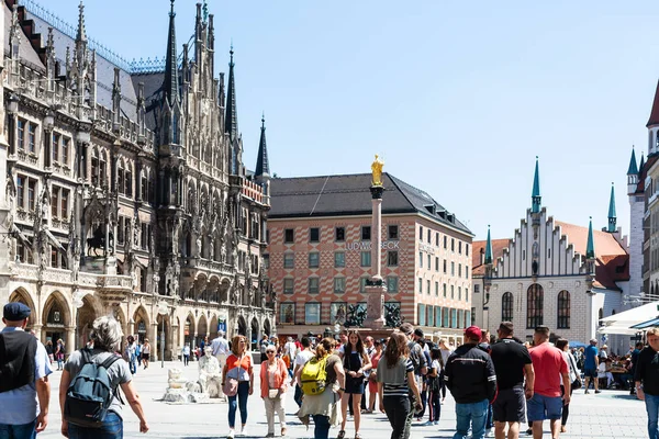 ミュンヘン ドイツ 2018 ミュンヘン市内でマリエン広場の中央 メアリーの正方形 に観光客 ミュンヘンはドイツ バイエルン州で最も人口の多い都市と首都 — ストック写真