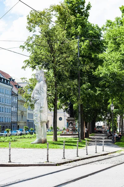 慕尼黑 2018年5月23日 人和铝雕像马西米兰约瑟夫格拉夫冯 Montgelas Promenadeplatz 广场在慕尼黑城市 雕像是由艺术家凯琳砂光机在2005年 — 图库照片