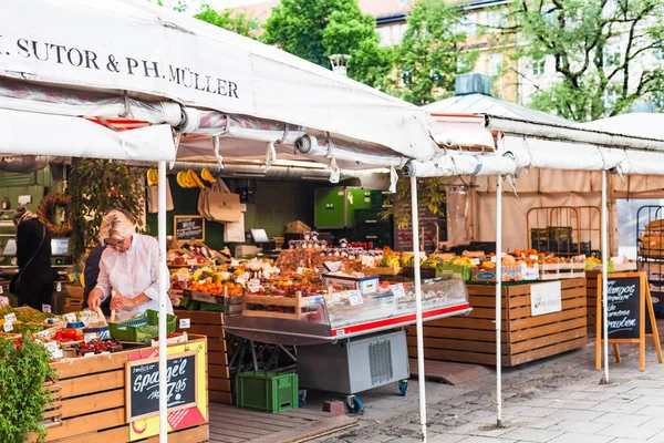 Munich Germany May 2018 Seller Outdoor Local Food Market Viktualienmarkt — Stock Photo, Image