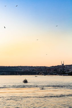 Türkiye'ye - tekneler Haliç Bay bahar akşam Istanbul içi seyahat