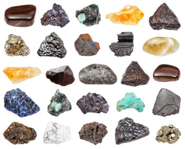Beyaz arka plan üzerinde izole çeşitli mineraller kümesi: elbait, peridotite, jaspillite, prasiolite, Turkuaz, cuprite, beryl, howlite, Sitrin, goethite, schorl, pirit, hematit, sodalite