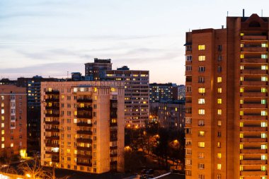 şehirde konut üç aylık dönem içinde bahar akşam (Bolhaya Akademicheskaya sokak Koptevo Moskova Bölgesi City )