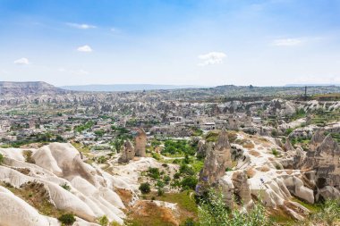 Türkiye'ye - rock evleri ve dağ bahar Kapadokya Göreme kasabadan görünümünü yukarıda seyahat
