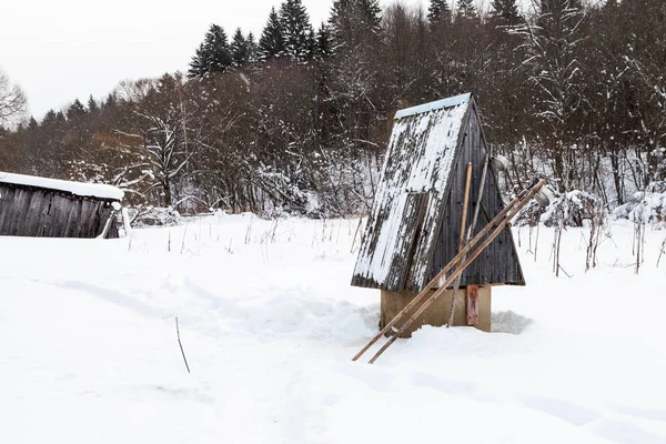 Brunnen Waldrand Russischem Dorf Bei Bewölktem Wintertag Der Region Smolensk — Stockfoto