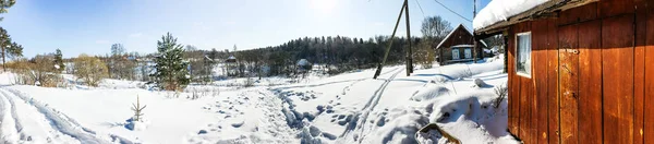 ロシアのスモレンスク州で晴れた冬の日のほとんどのロシアの村の全景 — ストック写真