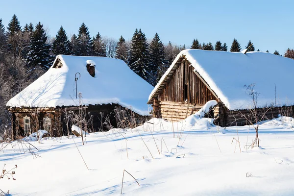 俄罗斯的摩棱斯克地区小村庄阳光明媚的冬日 在森林边缘的老废弃典型俄罗斯乡村住宅 — 图库照片