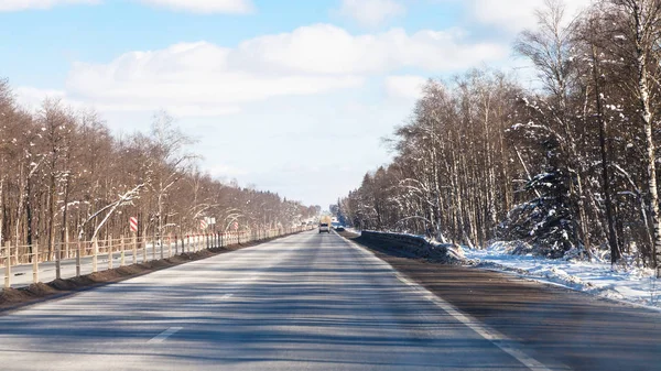 高速道路 ロシア ルート ベラルーシの高速道路 欧州ルート E30 冬の日ロシアのスモレンスク州の表示 — ストック写真