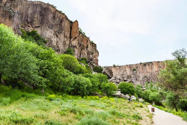 トルコに 春にカッパドキアのウフララ渓谷のアクサライ県のパスをハイキング — ストック写真
