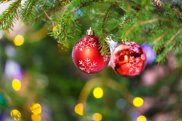 Weihnachten Hintergrund Zwei Rote Kugeln Mit Schneeflocke Auf Frischen Weihnachtsbaum — Stockfoto