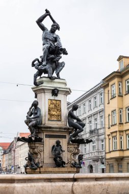 Almanya - Herkulesbrunnen (Herkül çeşme) görünümünü yağmurlu bahar günü şehirde Augsburg Maximilian Caddesi üzerinde seyahat