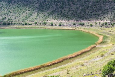 Türkiye - yeşil su Narligol Krater Gölü (Lake Nar) Jeotermal alanı, Aksaray ili Kapadokya'da baharda seyahat