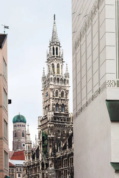 旅行到德国 新的市政厅的塔的看法 新市政厅 和企图大教堂从老市政厅 阿尔特市政厅 在玛利亚广场在慕尼黑城市 — 图库照片