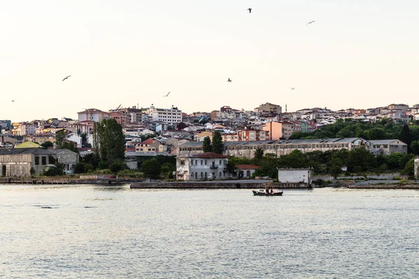 Resa Till Turkiet Utsikt Över Vattnet Istanbul City Vårkväll Från — Stockfoto