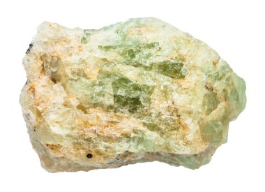 Doğal mineral - kaba chrysoberyl (yeşil beryl) kristal beyaz backgroung Ural Dağları üzerinde izole makro çekim