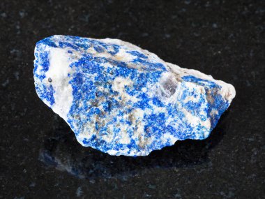 Doğal mineral - kaba Lazurite (Lapis Lazuli) taş siyah granit Ural Dağları üzerinde makro çekim