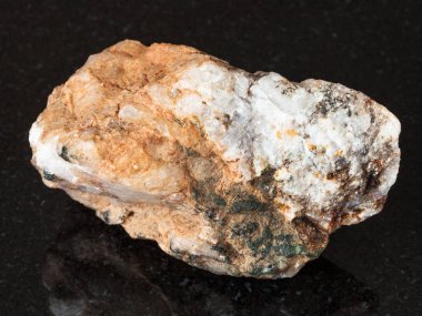 Doğal mineral - kaba albit taş siyah granit Ural Dağları üzerinde makro çekim