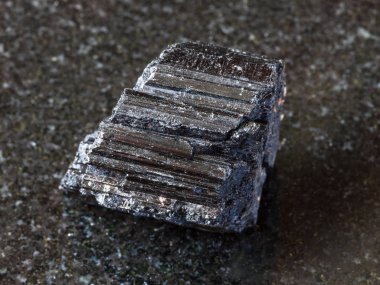 doğal kaya örnek - karanlık granit zemin üzerine Siyah Tourmaline (Schorl) taş kristal makro çekim