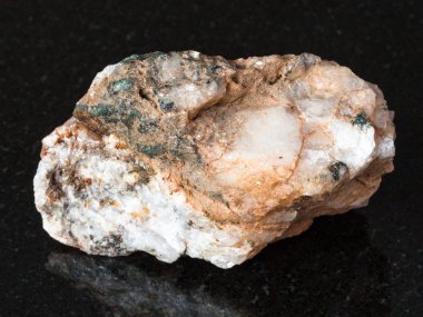 Doğal mineral - ham albit taş Ural Dağları üzerinden siyah granit üzerine makro çekim