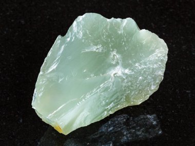 Doğal mineral - ham Prase (Yeşil kuvars) taş üzerine siyah granit Ural Dağları üzerinden makro çekim