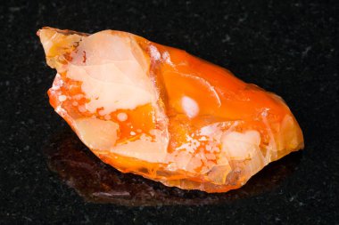 Doğal mineral - ham değerli opal ve yangın opal gemstone siyah granit Ural Dağları üzerinde makro çekim