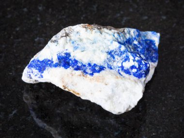Doğal mineral - ham Lazurite (Lapis Lazuli) değerli taş siyah granit Ural Dağları üzerinde makro çekim