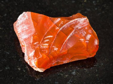 Doğal mineral - kaba yangın opal gemstone siyah granit Ural Dağları üzerinde makro çekim