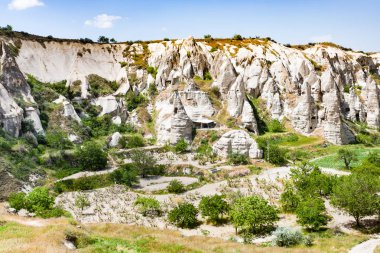 Türkiye - bahar Kapadokya Göreme town yakınındaki antik mağara kilise ile kırsal manzara seyahat