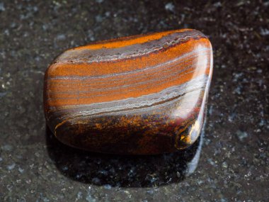 doğal kaya örnek - eskitme Jaspillite (Jaspilite, Taconite Jasper) taş üzerine Avustralya kökenli siyah granit makro çekim