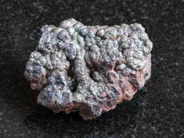 doğal kaya örnek - kaba Goethite taş Tharsis, İspanya'dan siyah granit zemin üzerine makro çekim