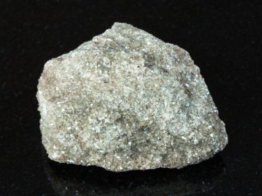 Doğal mineral - kaba Moskof greisen Ural Dağları üzerinden siyah granit kayaya makro çekim