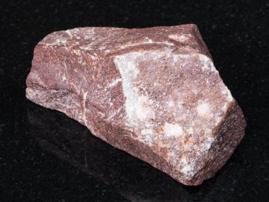 Doğal mineral - Ural Dağları üzerinden siyah granit kayaya Ametist Qafqaz makro çekim