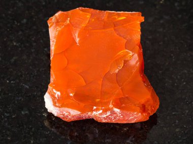 Doğal mineral - ham yangın opal gemstone siyah granit Ural Dağları üzerinde makro çekim