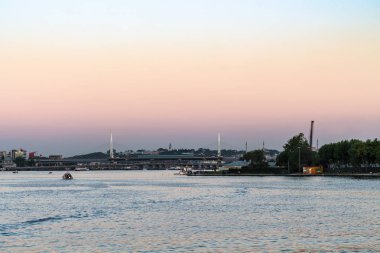 Türkiye - bahar alacakaranlık şehirde Istanbul Haliç Metro Köprüsü görünümünü seyahat