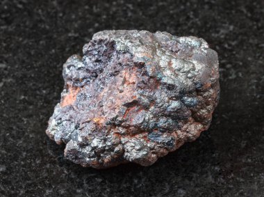 doğal kaya örnek - ham Goethite taş Tharsis, İspanya'dan siyah granit zemin üzerine makro çekim