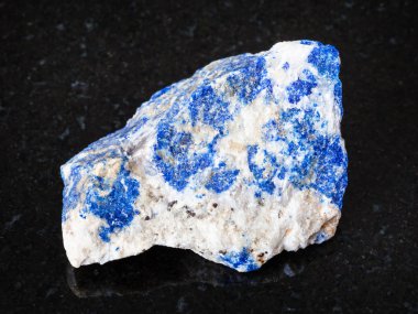 Doğal mineral - ham Lazurite (Lapis Lazuli) taş üzerine siyah granit Ural Dağları üzerinden makro çekim