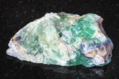 Doğal mineral - ham Yeşil Beryl, Alexandrite taş üzerinde Ural Dağları üzerinden siyah granit Chrysoberyl makro çekim