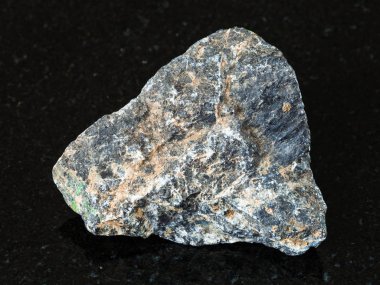 Doğal mineral - kaba kromit taş siyah granit Ural Dağları üzerinde makro çekim